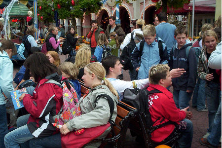 Warten am Ausgang, noch fehlen ein paar